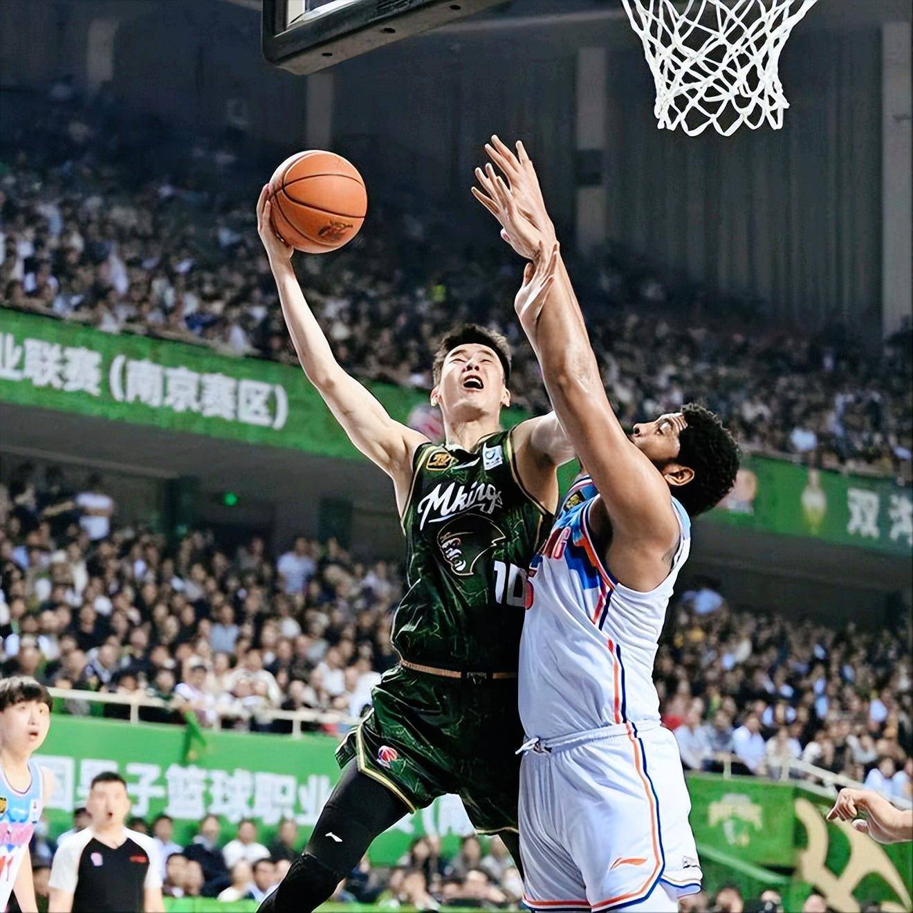 包含防守端表现抢眼，助球队逆转击败强敌的词条