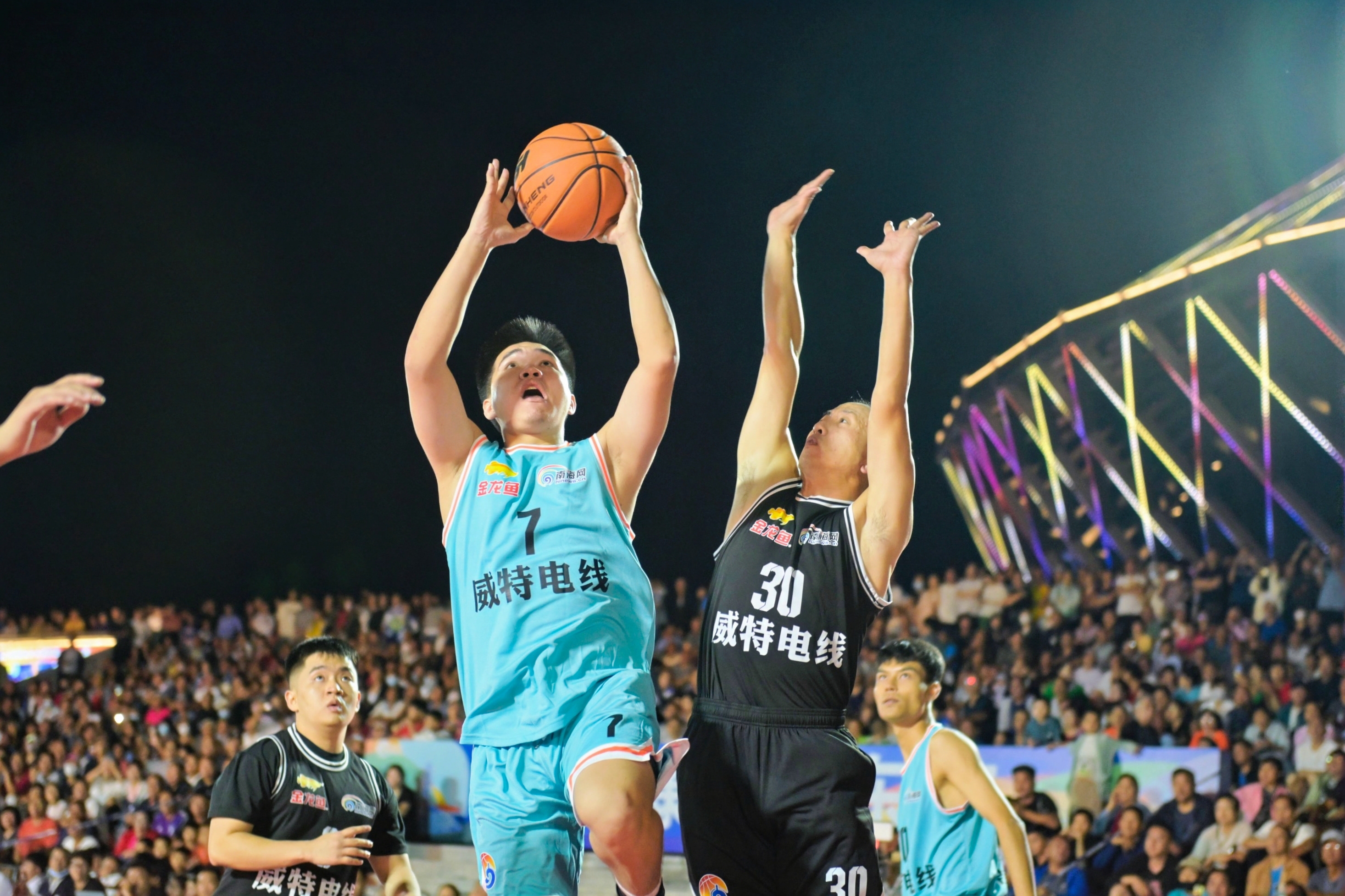 精英篮球联赛吸引众多球迷围观，场面热闹非凡的简单介绍